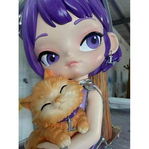 Estatua de Chica de Dibujos Animados con Cabello Morado Personalizada, Escultura de Fibra de Vidrio FRP con Gato en el Brazo para Decoración de Centros Comerciales - Product Image 2