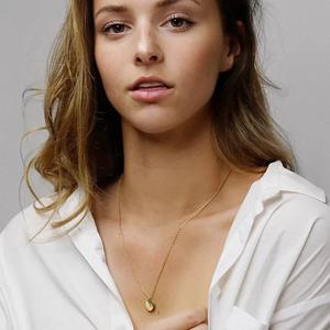 MICCI collana con monogramma in acciaio inossidabile placcato oro 18 carati personalizzata collana con ciondolo con ciondolo a forma di Cion a disco piccolo - Product Image 3