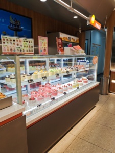 BREVIT Refrigerador de exhibición de pastel con luz LED de alta eficiencia Precio al por mayor Vitrina refrigerada para panadería - Product Image 5