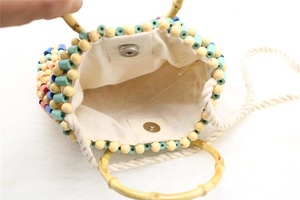 2024 bolso <span class=keywords><strong>de</strong></span> mano multicolor con cuentas multicolor con mango <span class=keywords><strong>de</strong></span> <span class=keywords><strong>madera</strong></span> bolso <span class=keywords><strong>de</strong></span> hombro con cuentas <span class=keywords><strong>de</strong></span> <span class=keywords><strong>ganchillo</strong></span> <span class=keywords><strong>de</strong></span> paja <span class=keywords><strong>para</strong></span> mujer - Product Image 3