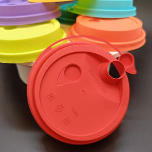 Fournisseur d'usine 90mm couvercle en PP transparent givré avec <span class=keywords><strong>bouchon</strong></span> de connexion violet jaune bleu vert couvercle de tasse de café chaud réutilisable coloré - Product Image 6