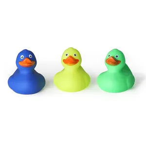 3 인치 사용자 정의 도매 플라스틱 고무 오리 삐걱 거리는 노란색 녹색 파란색 고무 오리 목욕 장난감