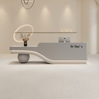 Bureau de réception moderne personnalisé à ondulations douces avec base sphérique unique pour clinique cosmétique, salon de manucure, spa de beauté