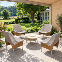 Ensemble de canapés d'extérieur contemporains, chaises en corde tressée à la main, table basse ronde effet bois, mobilier de patio pour hôtel, villa