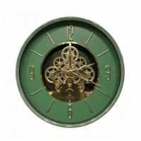 Horloge murale squelette moderne à cadran blanc, cadre plaqué or avec mécanisme visible, décoration intérieure minimaliste et industrielle