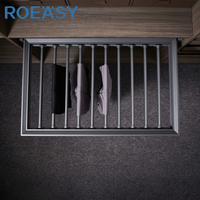 Porte-pantalons coulissant en cuir bicolore avec pinces en I pour armoires de chambre et dressing