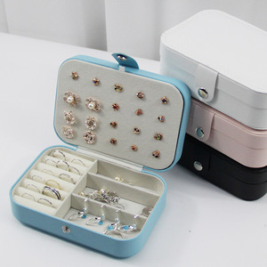 Boîte à bijoux portable en cuir, rectangulaire, avec fermeture à bouton-pression, style moderne, pour ranger boucles d'oreilles et bagues - Product Image 1