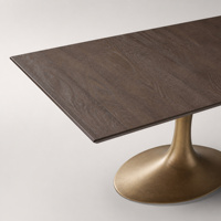 Table à manger contemporaine en bois massif foncé avec chaises en tissu rembourré, idéale pour les salles à manger de villas de luxe et d'hôtels