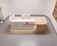 Comptoir d'accueil moderne style bois Yicheng en gros, idéal pour les instituts de formation, les boutiques et les salons de beauté