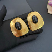 Manchette d'oreille plaquée or 24 carats style gothique avec filigrane complexe et pierre précieuse pour une mode alternative et une touche quotidienne audacieuse