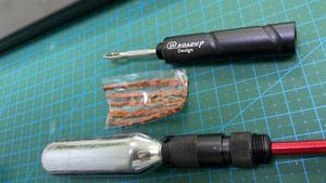 Gonfleur de CO2 avec kit de réparation de pneus sans chambre à air - Compatible avec les valves Presta/Schrader - <span class=keywords><strong>Pompe</strong></span> à pneus de vélo pour vélos de route et de montagne - Product Image 4