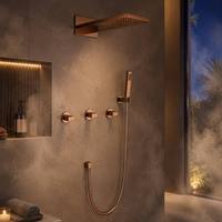 Ensemble de douche mural pour salle de bain, système de douche carré de luxe en bronze avec pommeau de pluie encastré et version à main.