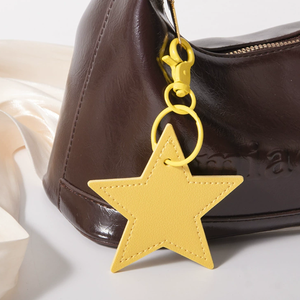 Llavero creativo de cuero PU con estrella de cinco puntas, bolso escolar a la moda, colgante de llavero, caja de regalo pequeña, accesorios al por mayor - Product Image 3