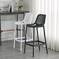 Chaises de bar en plastique PP industriel et commercial bon marché du Hebei, chaises de bar creuses faites à la main pour cuisine, extérieur et salle à manger