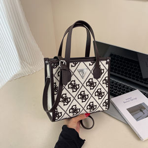 Nouveau <span class=keywords><strong>sac</strong></span> fourre-tout <span class=keywords><strong>à</strong></span> bandoulière brodé avec monogramme, un <span class=keywords><strong>sac</strong></span> <span class=keywords><strong>à</strong></span> <span class=keywords><strong>main</strong></span> polyvalent pour femmes. - Product Image 3