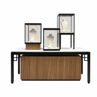 Vitrine à bijoux autoportante haute avec portes coulissantes en verre, verrouillable, éclairage LED, pour magasin de bijoux.