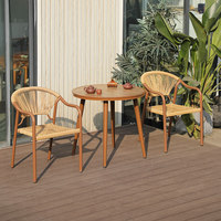 Ensemble de salle à manger d'extérieur en rotin style bohème, table en bois massif et chaises en osier pour patio, balcon et restaurant