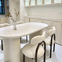 Nordischer Trendiger Kleiner Esstisch, Französischer Creme-Stil Ovaler Gesinterter Stein-Esstisch mit Wellenförmiger Basis