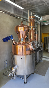 Alambic artisanal en cuivre de 500L pour la production d'éthanol - Product Image 2