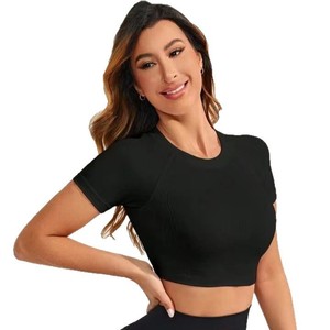 Haut court sans couture à manches courtes noir en polyester anti-humidité pour femme, idéal pour le yoga et le fitness, taille S - Product Image 5