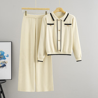 Haut tricoté élégant à rayures et col polo, avec boucle métallique, coupe ample, manches longues, taille haute et jambes larges boutonnées pour femme