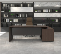 Bureau de direction en forme de L en bois avec chaise pour projet de bureau commercial, sur mesure
