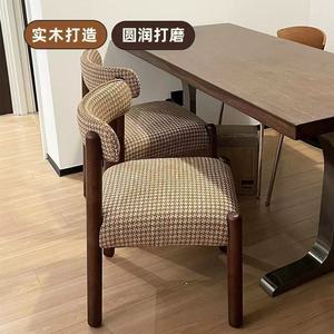 Chaise Peter Pan en bois massif, rembourrée en noyer et en laine d'agneau blanche, chaise de salle à manger de style vintage, chaise de bureau rétro - Product Image 2