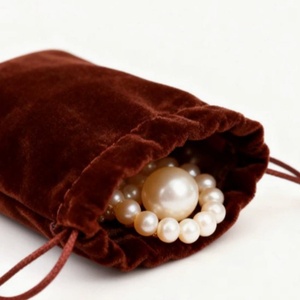 Sac de rangement en tissu velours pour bijoux et instruments de beauté haut de gamme avec impression sérigraphique, matériau recyclable, fermeture à cordon - Product Image 4