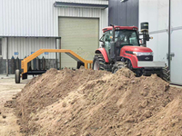 Matériel agricole : Machine à retourner le compost, tractée par un petit tracteur agricole