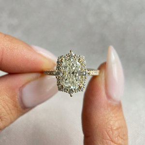 Anillo de compromiso de lujo con diamante de corte radiante y halo en oro amarillo macizo con banda pavé y piedras laterales redondas, anillo nupcial solitario. - Product Image 1