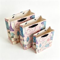 Sacs fourre-tout en papier biodégradables et recyclables de luxe personnalisés en gros, avec estampage à chaud argenté, ruban et logo personnalisé