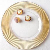 Vente en gros Assiette de présentation en verre à rayures de 13 pouces Table ronde personnalisée Assiette de présentation décorative en verre de corail à bordure argentée et dorée pour la fête