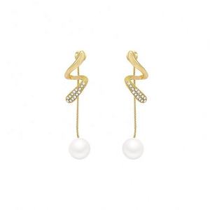 Boucles d'oreilles clous de luxe géométriques en alliage de zinc, plaqué or et argent, avec perles d'imitation, pour femme, idéales pour les soirées et occasions spéciales - Product Image 5