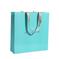 Sac cadeau et sac fourre-tout de luxe blanc haut de gamme avec logo personnalisé pour magasin de vêtements, sac de shopping pour vêtements féminins
