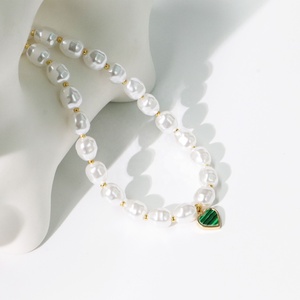 Collier pendentif en forme de cœur en coquille <span class=keywords><strong>d</strong></span>'émeraude avec perles imitation <span class=keywords><strong>perle</strong></span> plaqué or 18 carats vintage classique fait à la main pour femmes Cadeau - Product Image 3