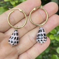 Boucles d'oreilles créoles plaquées or tendance avec pendentif coquillage naturel, bijoux bohèmes de plage pour femmes, style hawaïen pour les vacances d'été