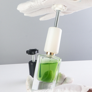 Outil de sertissage portable compact pour simplifier la fixation des colliers et des pulvérisateurs sur les flacons de parfum en verre - Product Image 4