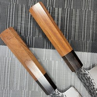 Couteau japonais en acier composite à manche en bois, fait à la main, motif martelé, acier composite, ensemble de couteaux en acier plaqué OEM