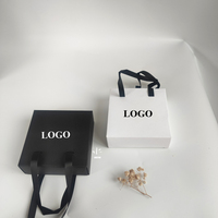 Boîte à bijoux en carton noir avec ruban personnalisé, faible MOQ, pour collier, boucles d'oreilles, bague, avec insert en satin