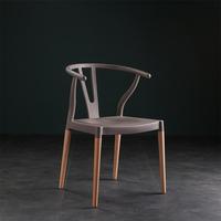 Chaise de salle à manger tendance pour la maison et le jardin, avec dossier en plastique en forme de Y et pieds en bois naturel, idéale pour les cafés