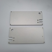 Pièces usinées CNC de haute précision OEM de l'usine de Dongguan, Chine, en aluminium anodisé sablé avec trous filetés