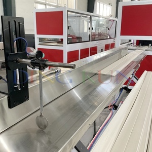 Machine <span class=keywords><strong>de</strong></span> fabrication <span class=keywords><strong>de</strong></span> panneaux muraux en <span class=keywords><strong>PVC</strong></span> WPC à haut rendement, ligne <span class=keywords><strong>de</strong></span> production d'extrusion <span class=keywords><strong>de</strong></span> revêtements muraux en plastique - Product Image 6