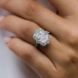 Anello di Fidanzamento con Diamante Taglio Radiant in Oro Bianco, Colore D Naturale, Gioielli da Donna - Product Image 2