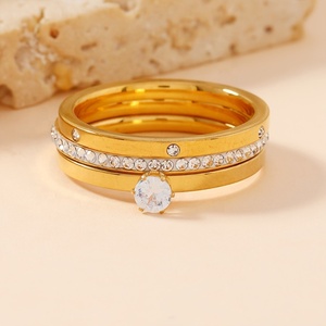 All'ingrosso gioielli di moda nuziale 18K oro placcato in acciaio inox <span class=keywords><strong>tre</strong></span> anelli set intarsiato diamante zircone <span class=keywords><strong>anello</strong></span> set per le donne - Product Image 3