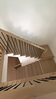 Escalier intérieur moderne en acier et bois avec garde-corps en câble de verre pour escaliers droits dans le salon