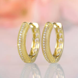 ต่างหูห่วงทองคำแท้ 18K ยี่ห้อ Lynx ประดับเพชรธรรมชาติทรงกลมเจียระไนแบบบริลเลียนท์ สี G เครื่องประดับสำหรับผู้หญิง สไตล์คลาสสิก เหมาะสำหรับใส่ทุกวัน - Product Image 4