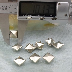 Clavos Cuadrados de Cuatro Puntas DIY de 10mm, Cuentas Cuadradas en Forma de Pirámide y Remaches Cuadrados para Zapatos, Ropa y Accesorios - Product Image 1