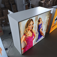 Comptoir de réception verrouillable pour salon professionnel avec armoire sécurisée et affichage imprimé par sublimation