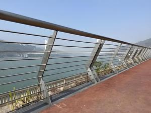 Barandillas de Aluminio Personalizables de Alta Calidad, Barreras de Tráfico de Acero Galvanizado por Inmersión en Caliente Duraderas para Carreteras, Puentes, Ríos y Vías - Product Image 4