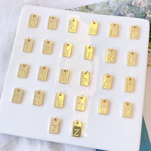 O-chaîne avec aiguille 18K Or <span class=keywords><strong>Cube</strong></span> A-Z <span class=keywords><strong>Lettre</strong></span> Étiquette Initiale <span class=keywords><strong>Lettre</strong></span> Pendentif Personnalisé Initial Mini Pendentif Pour DIY Collier - Product Image 1